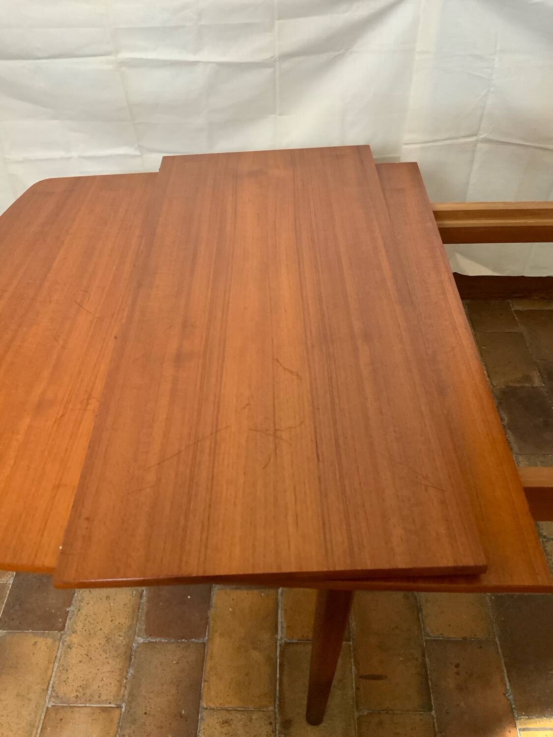 Extendable dining table