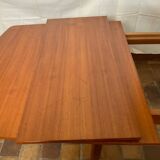 Extendable dining table