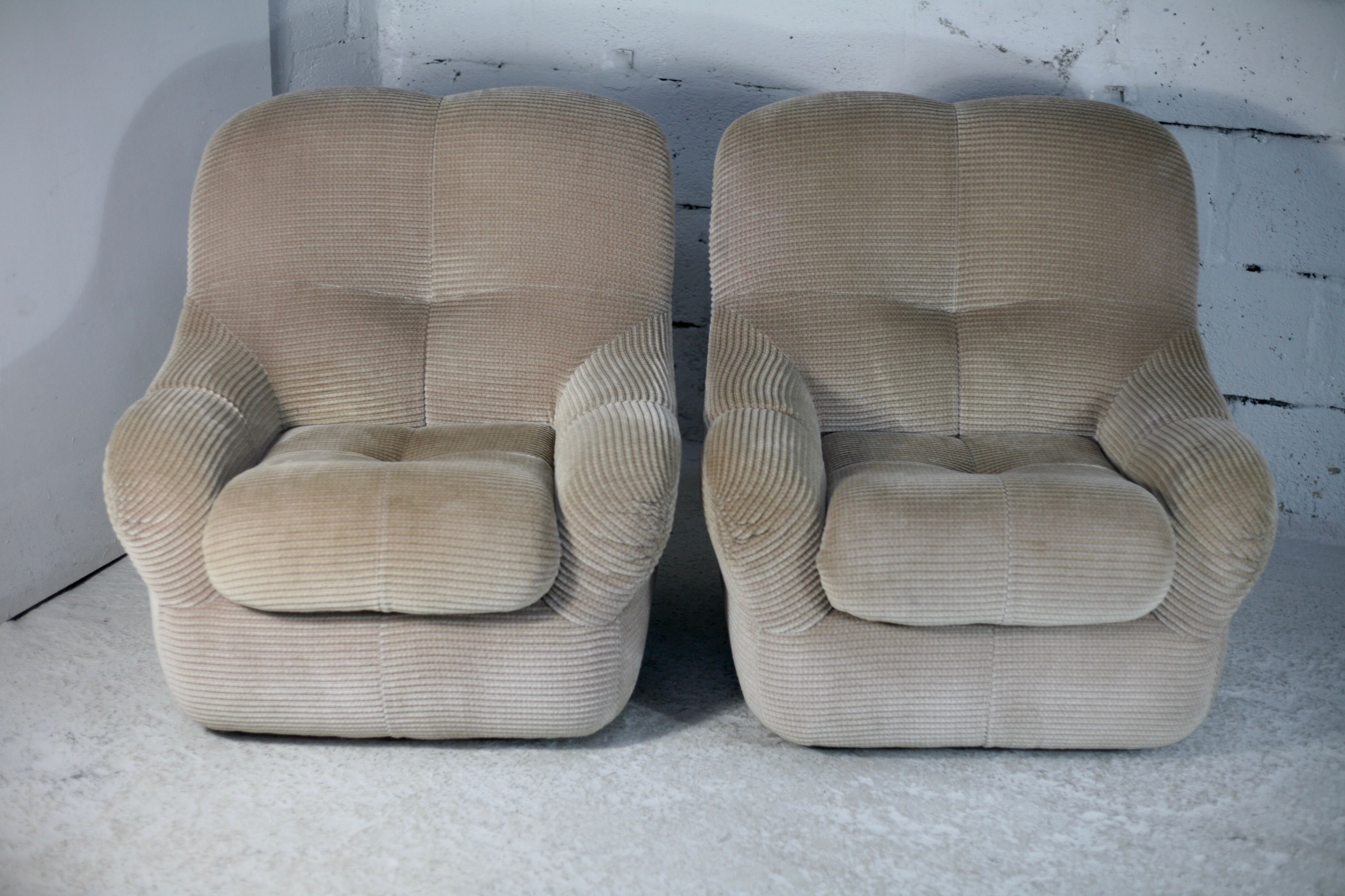 Pair of armchairs "space age". Beige corduroy velvet. France, circa 1970