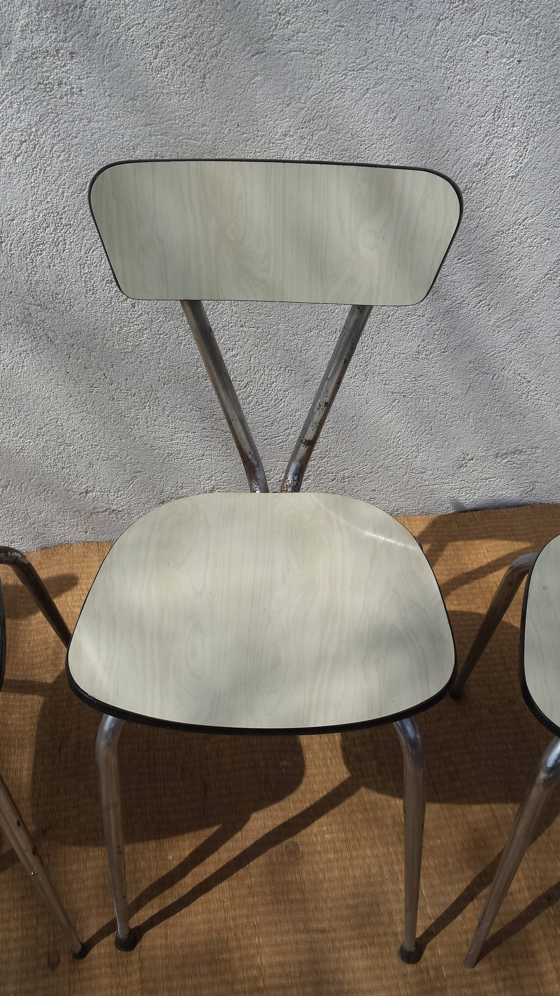Table et 4 chaises en formica