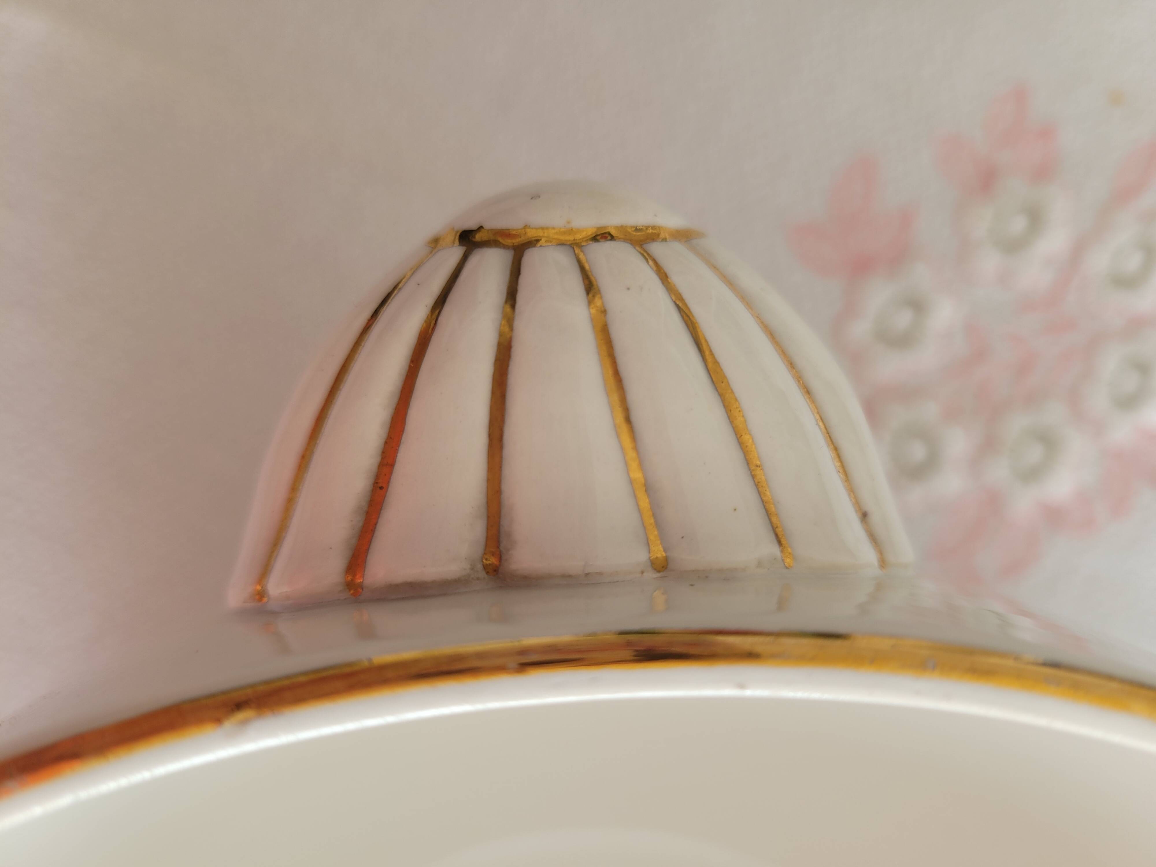 Soup tureen with lid from Digoin Sarreguemines, floral decoration.