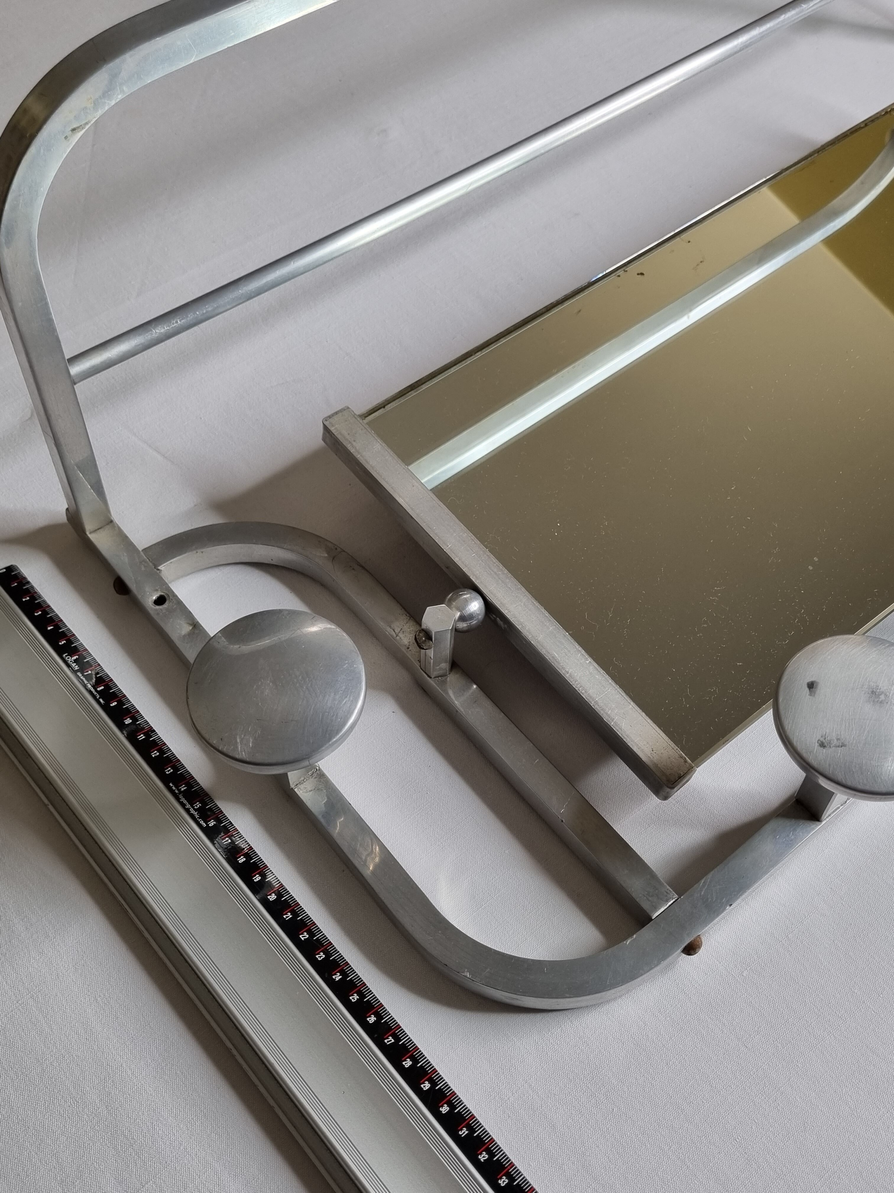 Portemanteau mural en aluminium avec miroir orientable, 5 patères et un porte chapeau, années 50