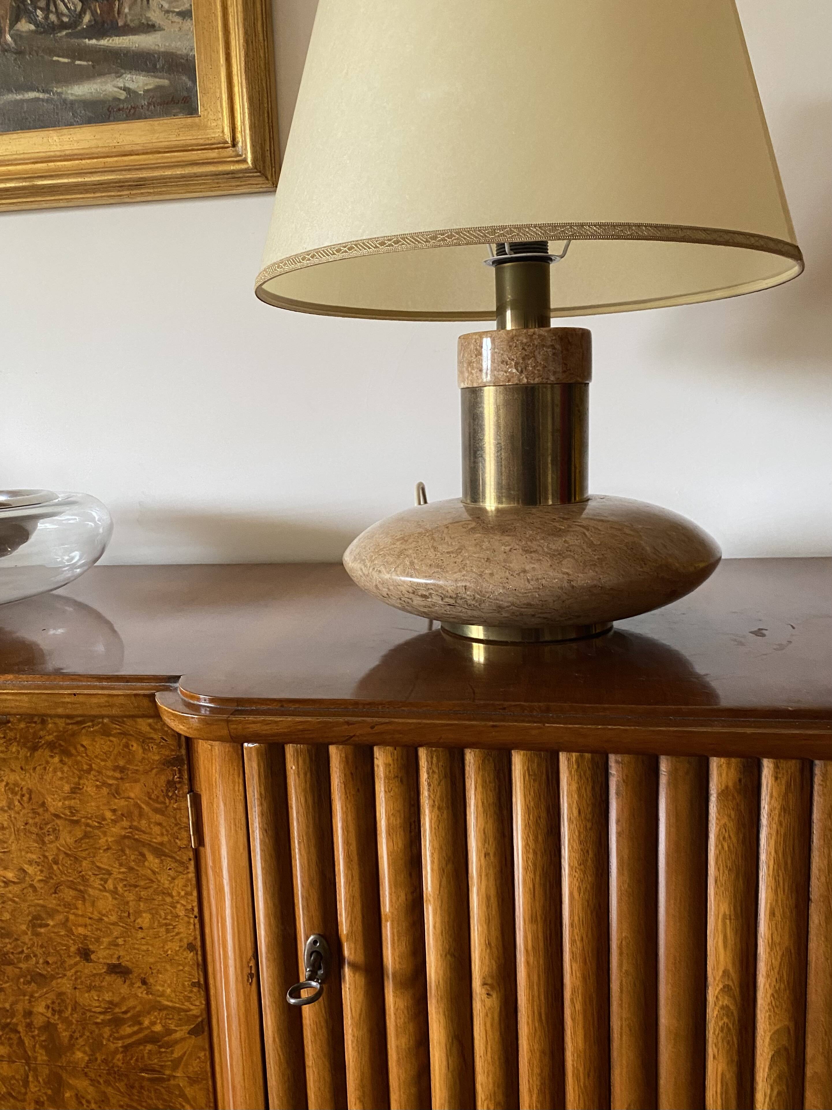 Hollywood regency pink granite and brass table lamp base, Italy 1970 ca.