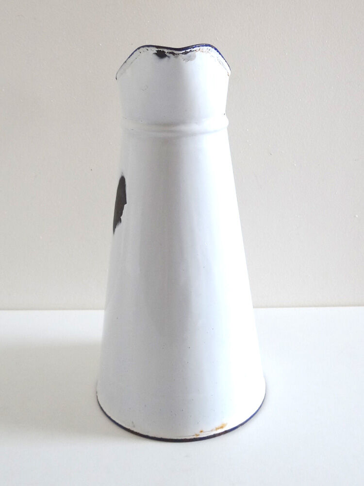 White enamelled former broc