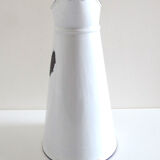 White enamelled former broc