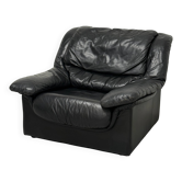 Fauteuil lounge en cuir noir vintage — fauteuil de club bas postmoderne de l'ère spatiale.
