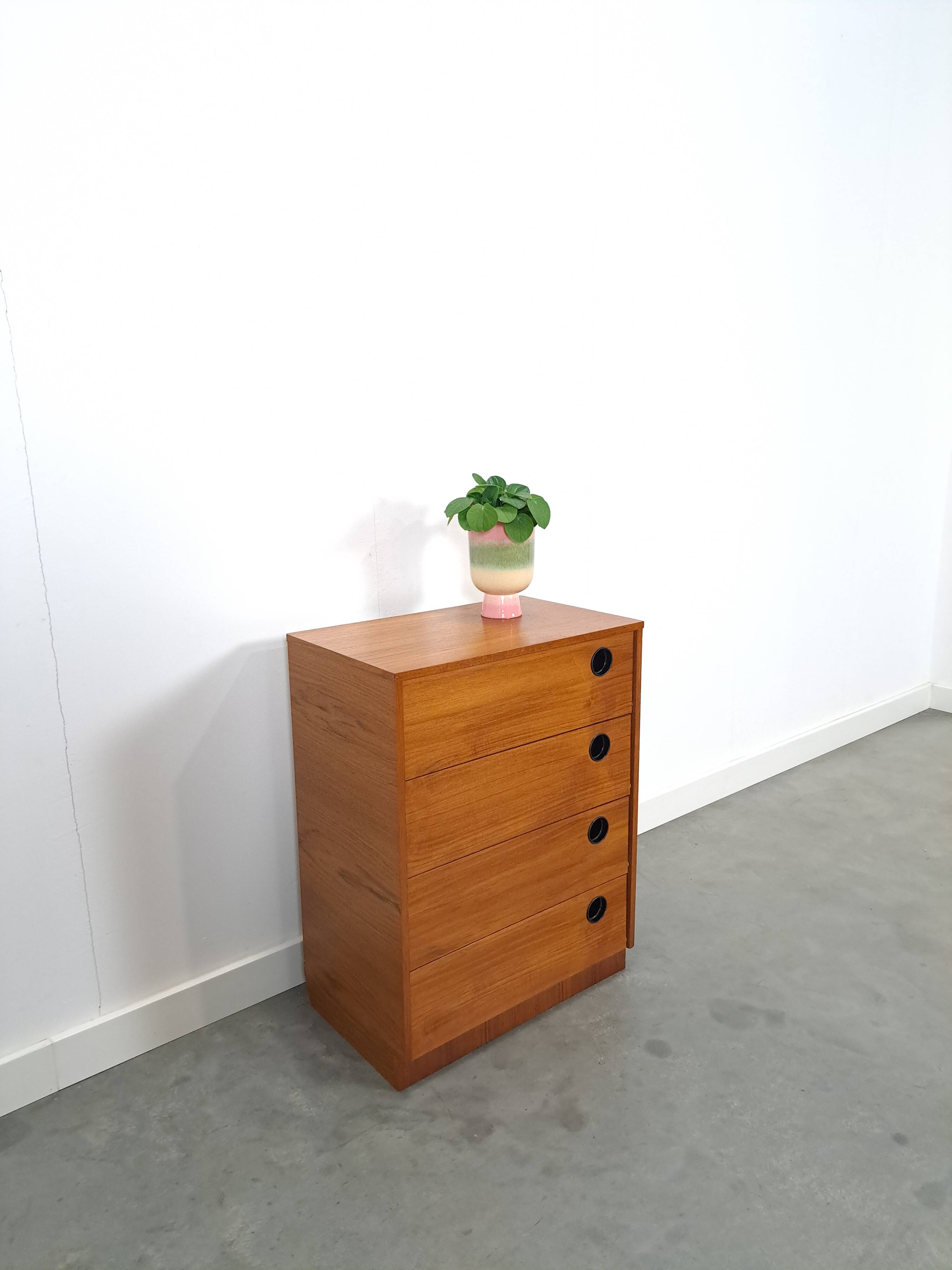 Schoenenkast met zwarte ronde grepen, nr. 2