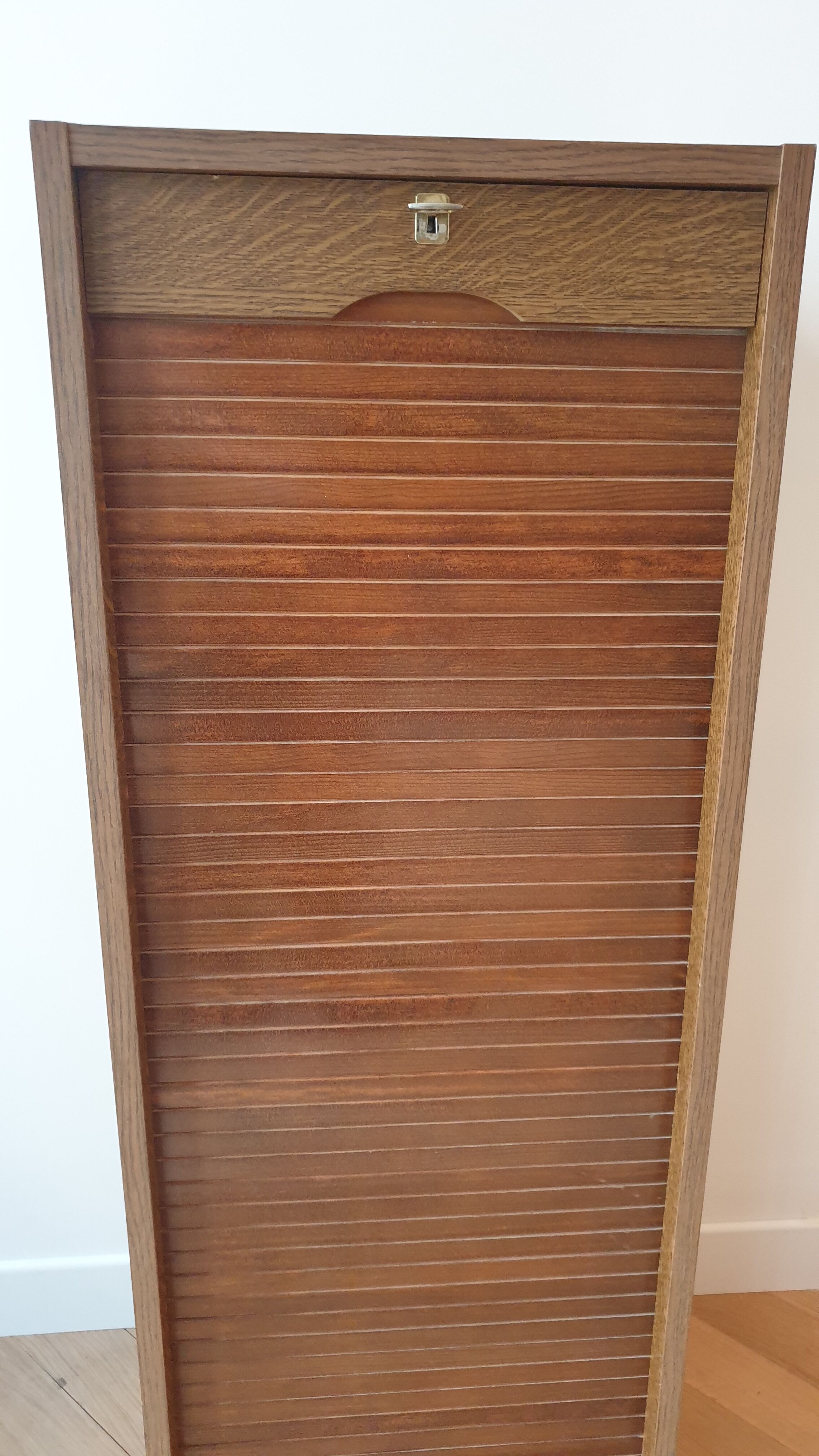 Curtain cabinet
