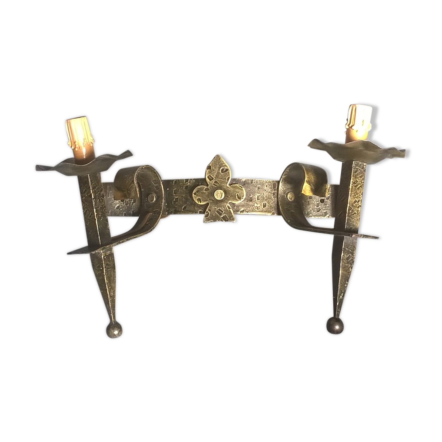 Applies two fires and fleur-de-lys in hammered wrought iron and patina in the old way in the medieval taste