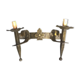 Applies two fires and fleur-de-lys in hammered wrought iron and patina in the old way in the medieval taste