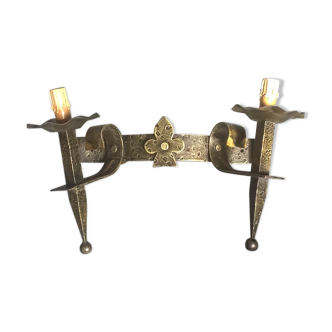 Applies two fires and fleur-de-lys in hammered wrought iron and patina in the old way in the medieval taste