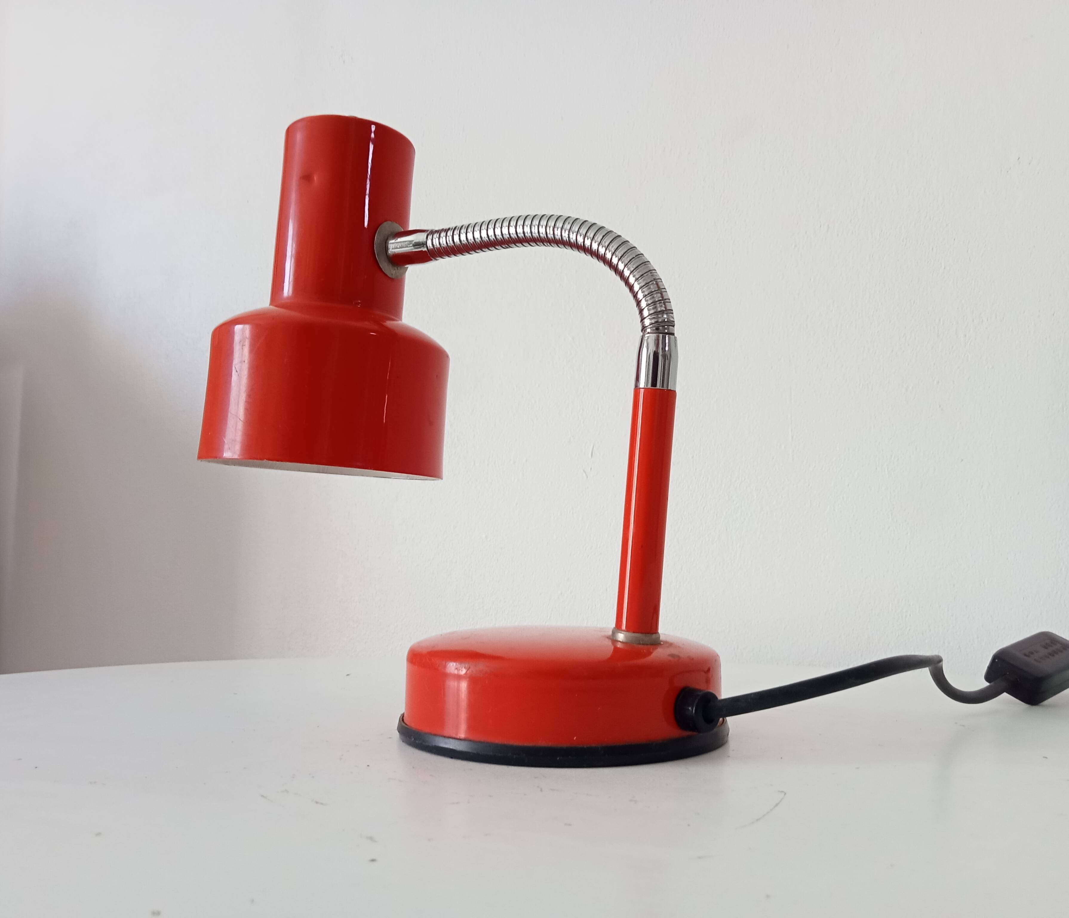 Vintage articulated desk lamp from the 1970s.