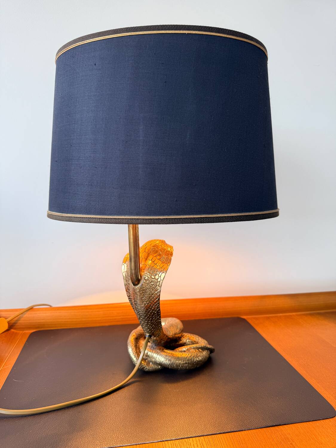 Cobra sculptural lamp in brass – Vintage French work, circa 19