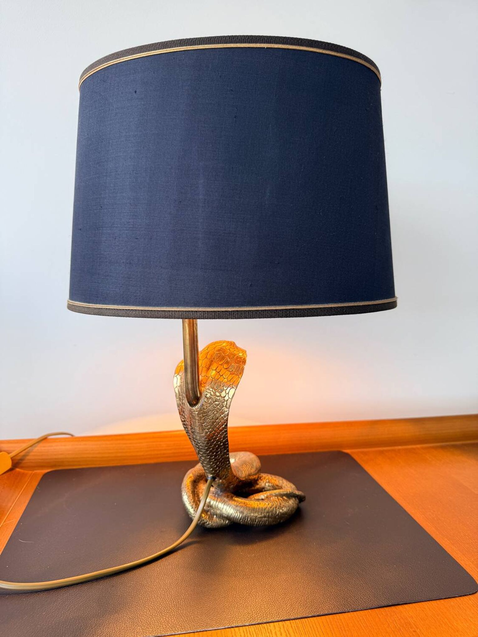 Cobra sculptural lamp in brass – Vintage French work, circa 19