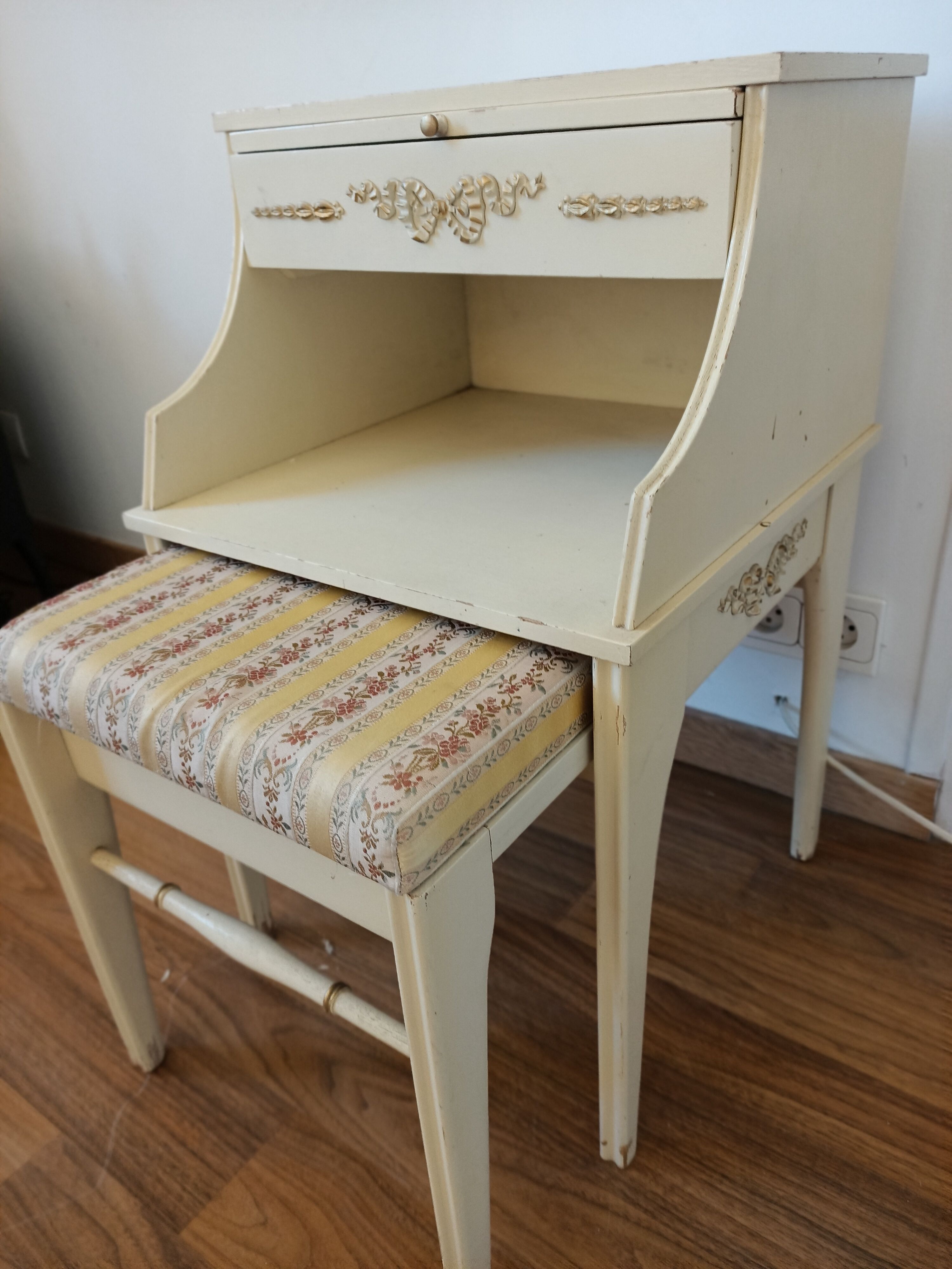 Chippy Phone Seat Table