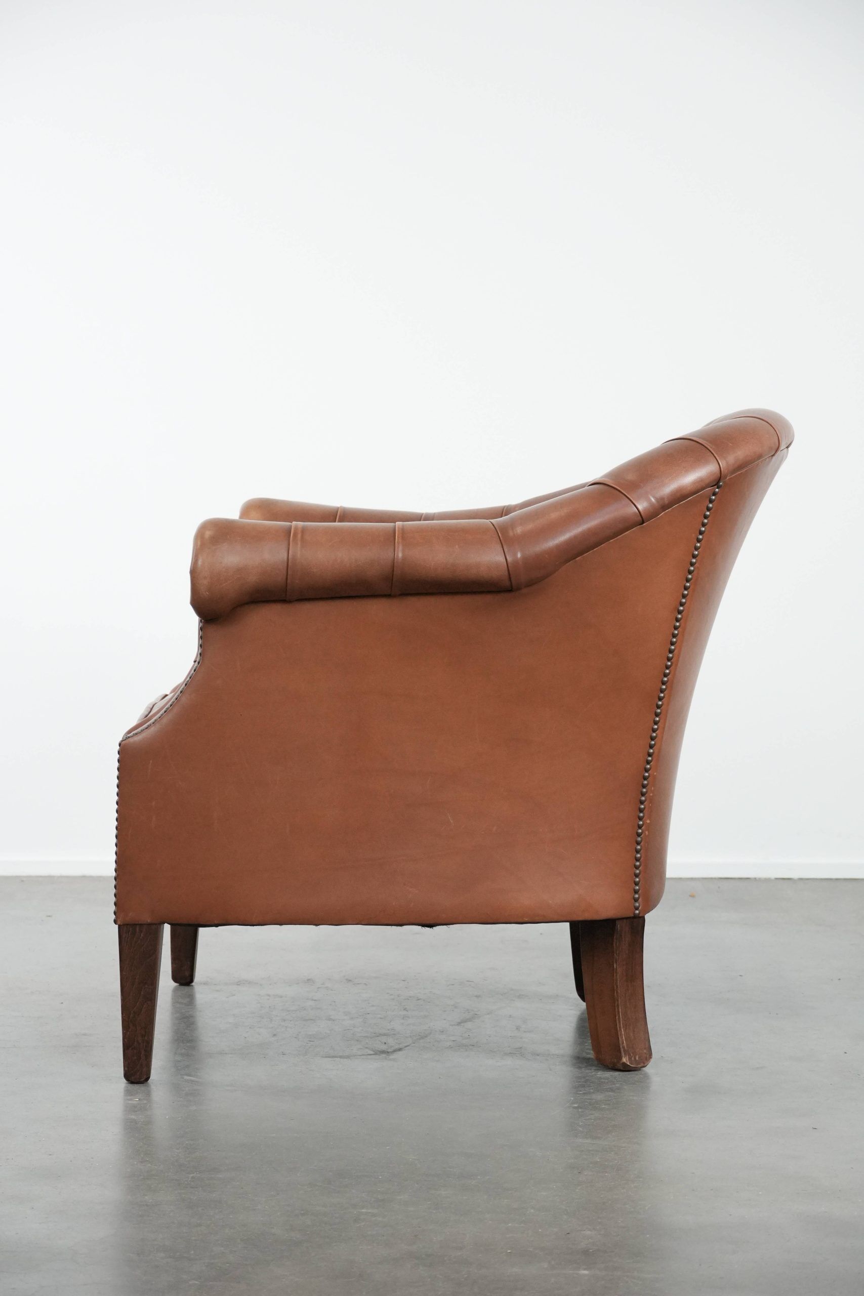 Cow leather Chesterfield club armchair in English style