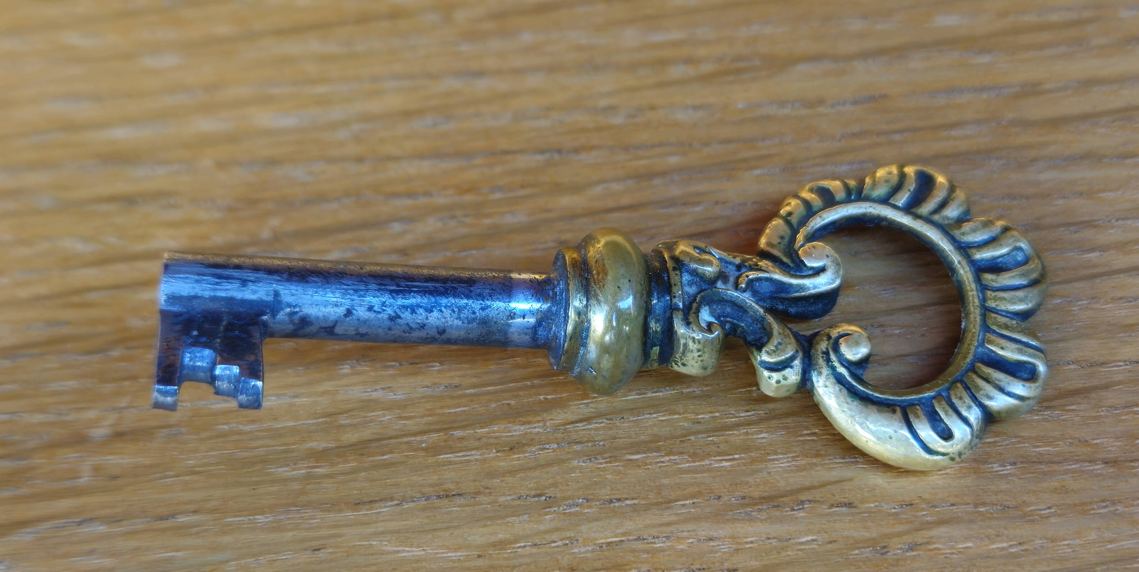 curved buffet in marquetry – Louis XV / Louis XVI Transition style