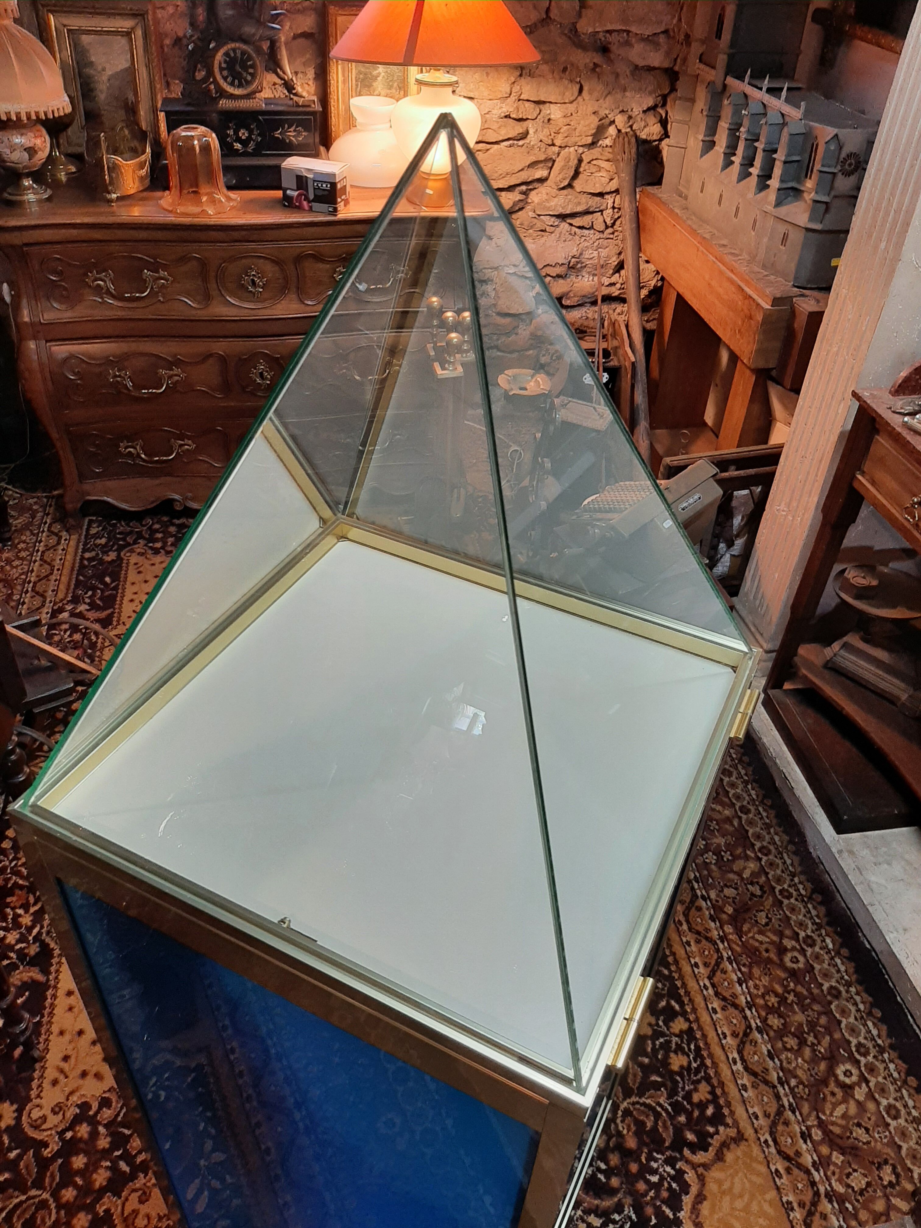 Vendôme pyramidal showcase