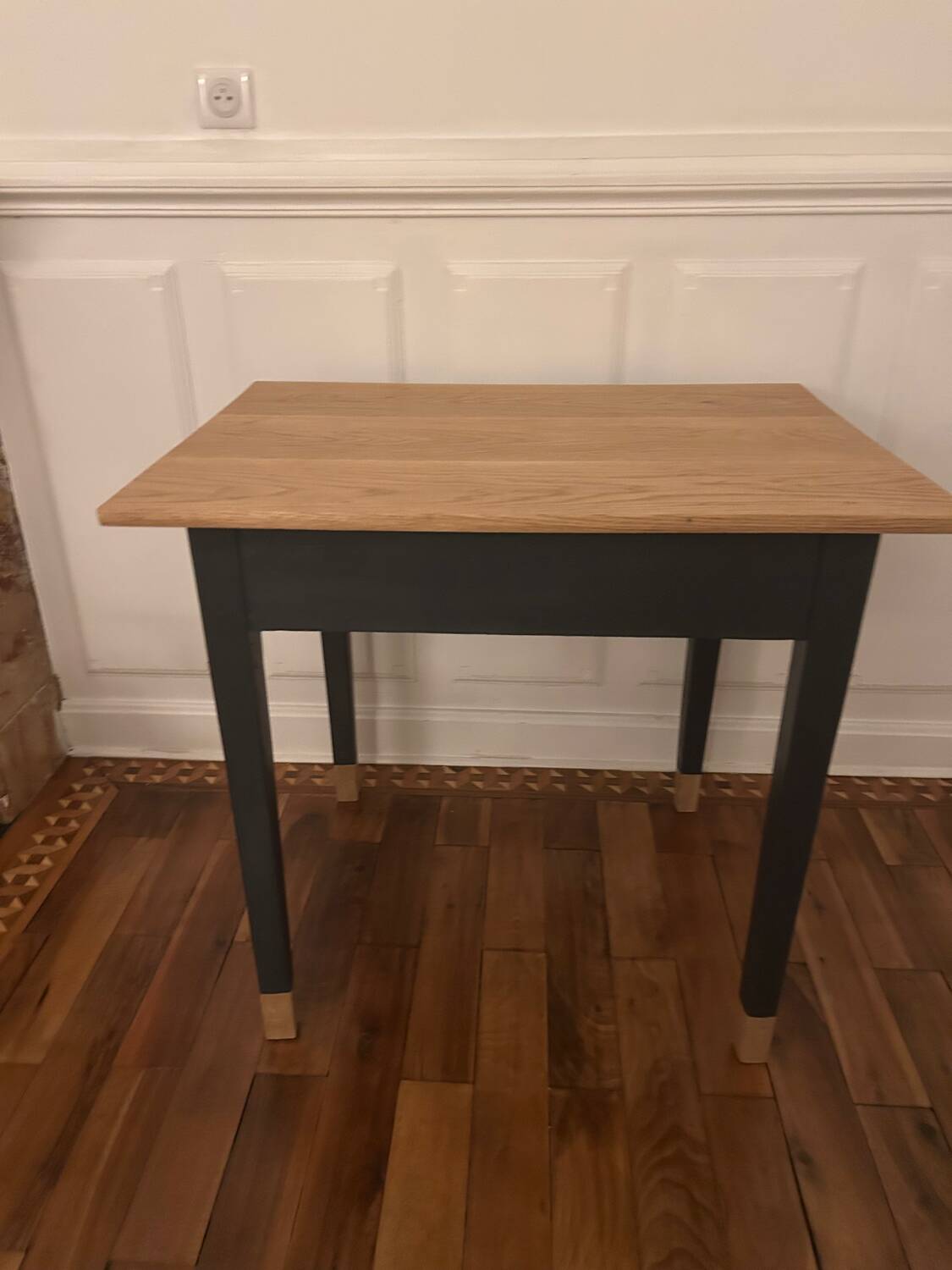 Bureau vintage rénové avec plateau en chêne massif.