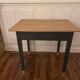 Bureau vintage rénové avec plateau en chêne massif.