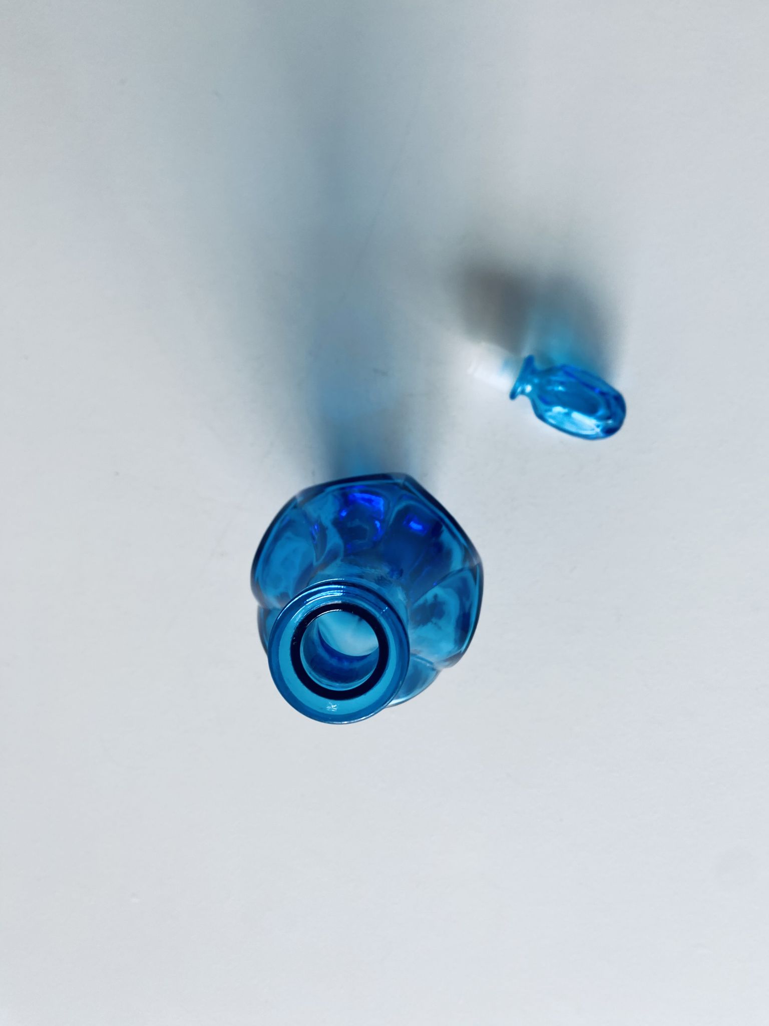 Carafe bleue en verre