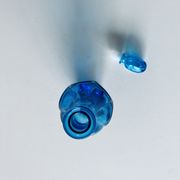 Carafe bleue en verre