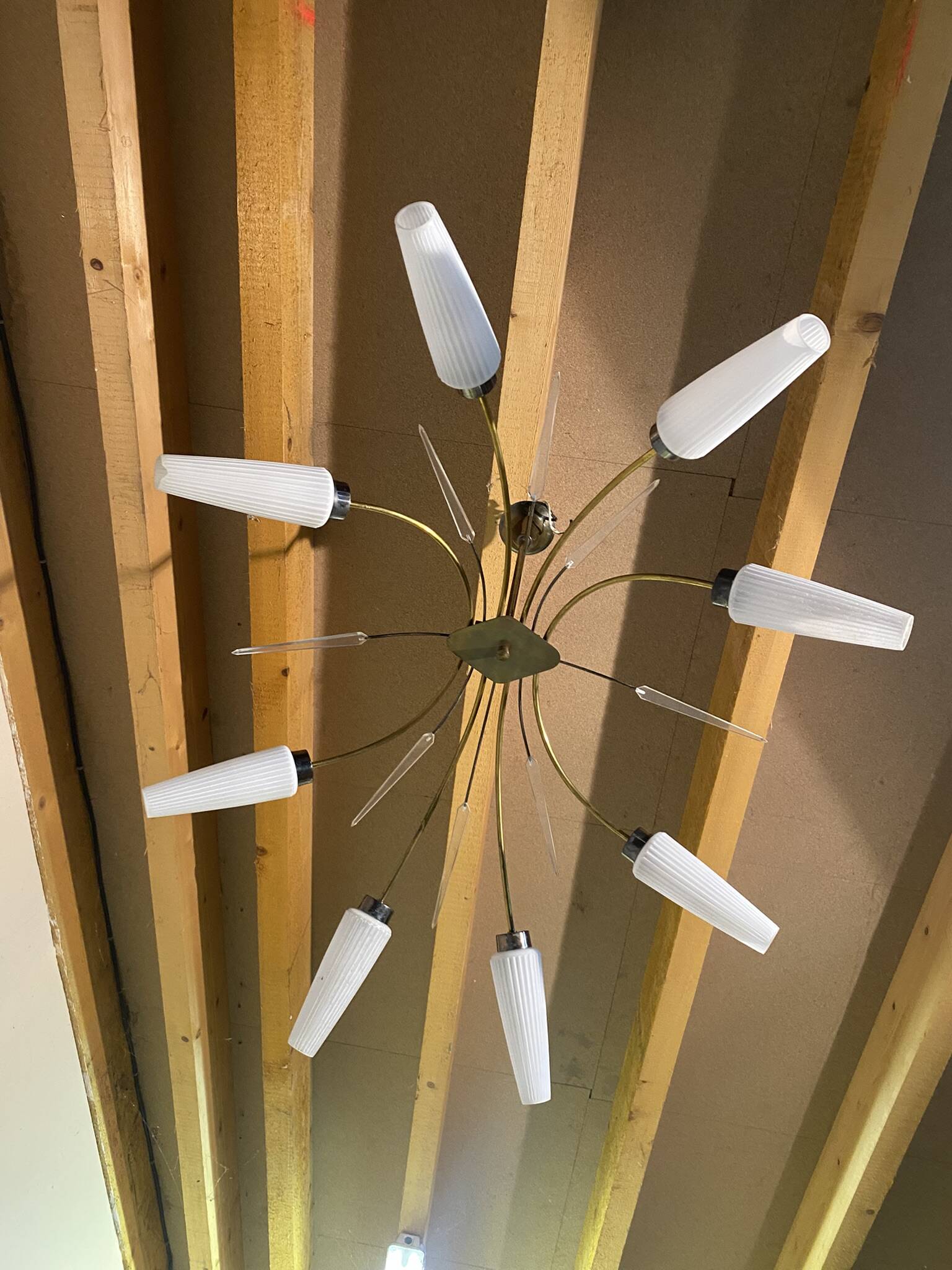 Vintage 8-light chandelier in brass and ribbed opaline glass