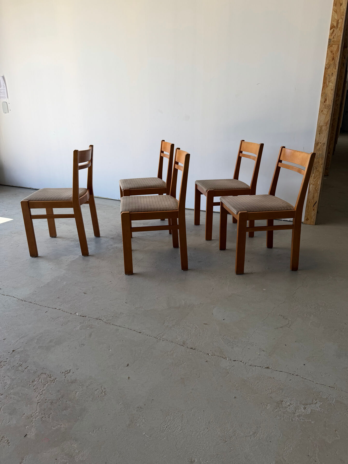 Série de 5 chaises design en orme massif vintage des années 80