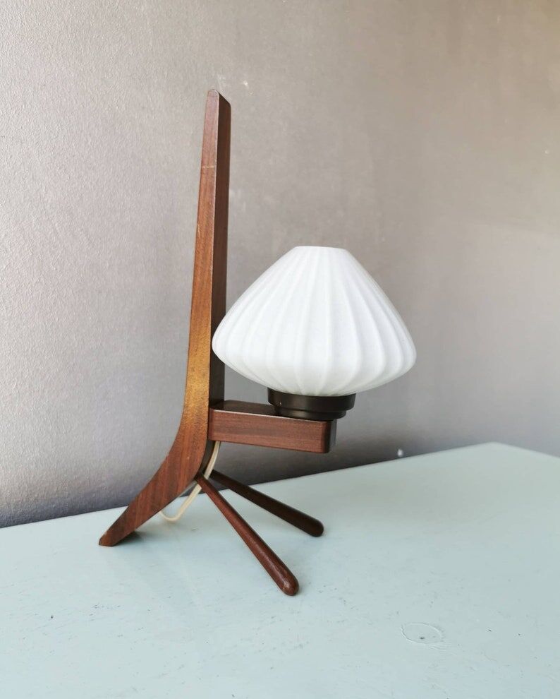 Vintage wooden tripod lamp with pleated glass lampshade, 1970