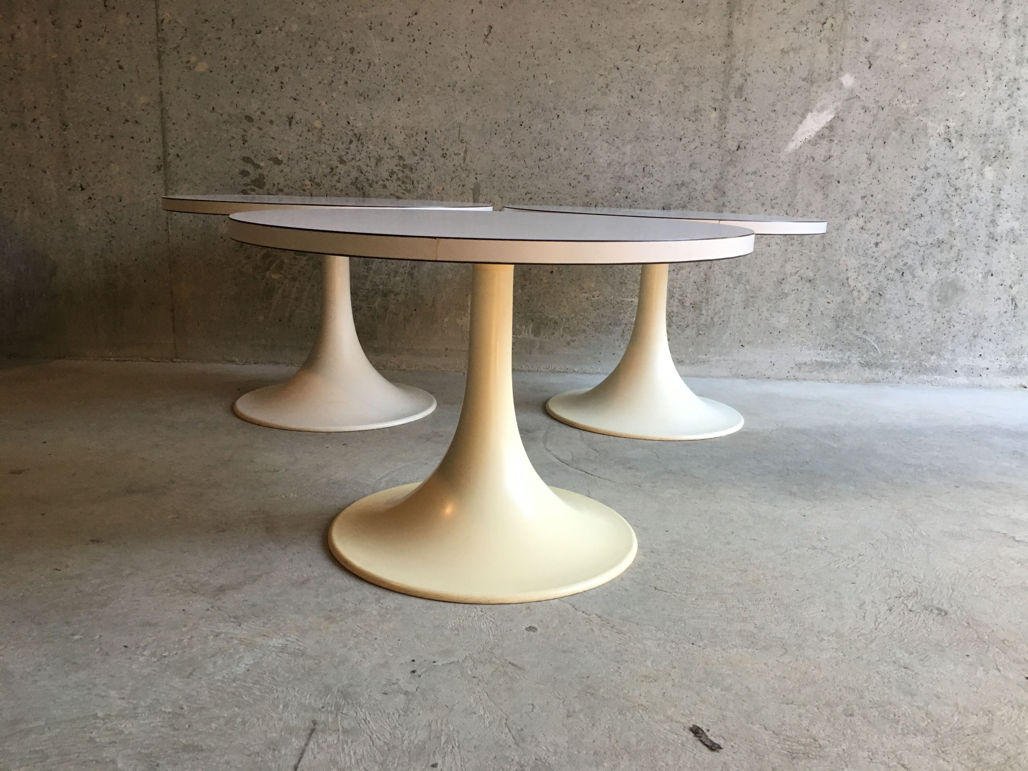 Tulip foo swivel coffee table