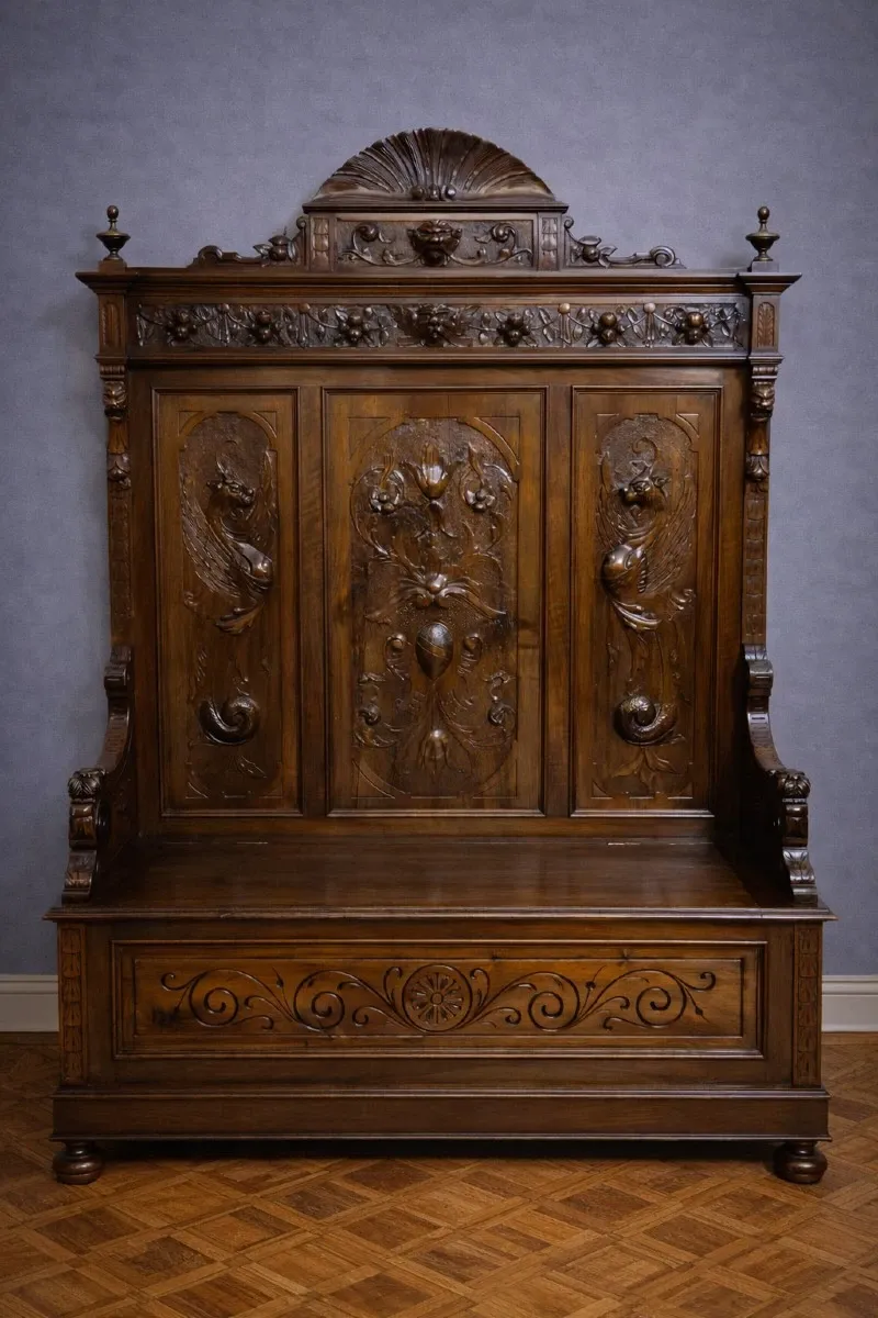Renaissance bench chest in carved walnut – 19th century