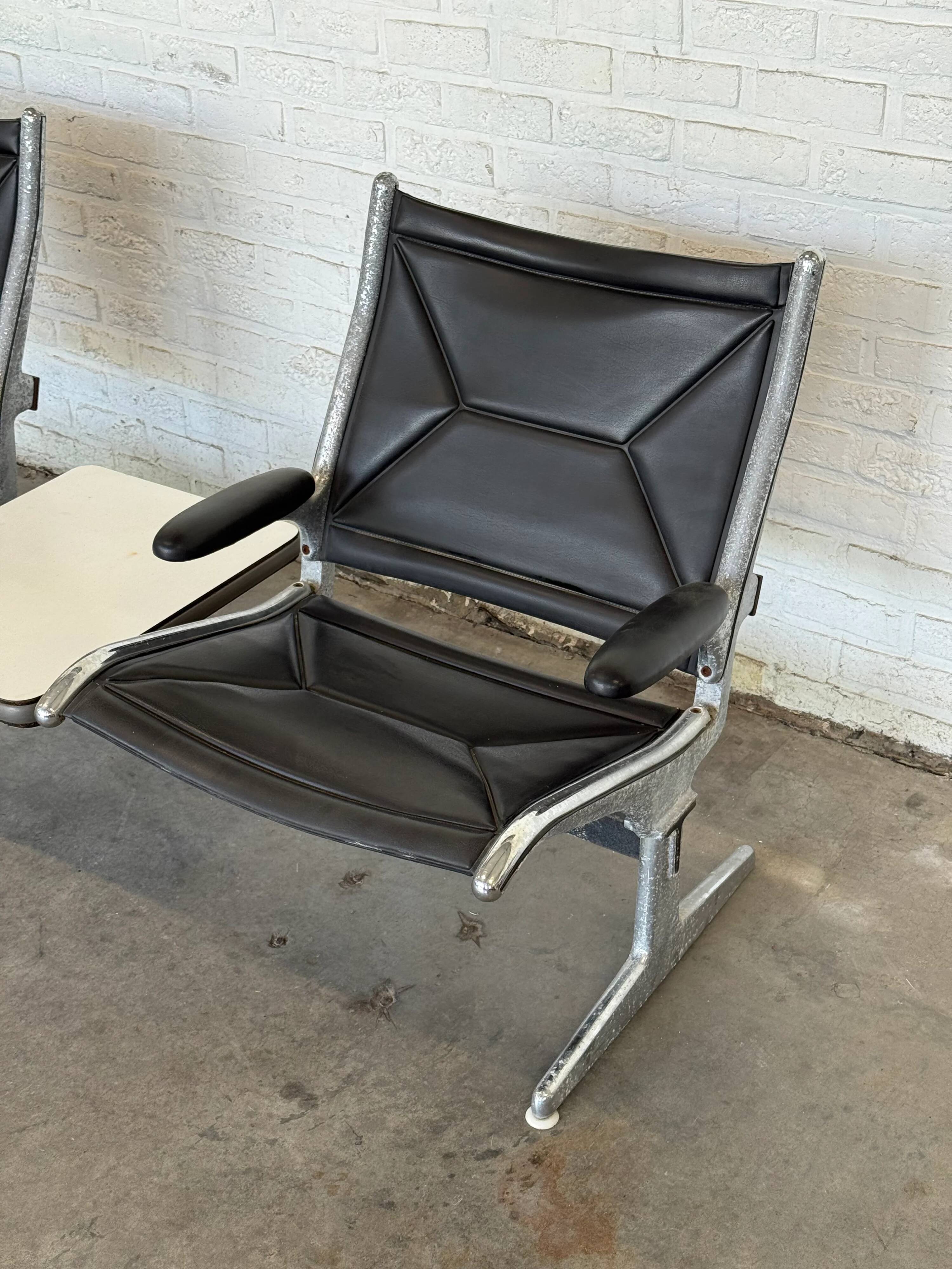 Vintage Eames airport lounge chair – 2 seats with integrated table