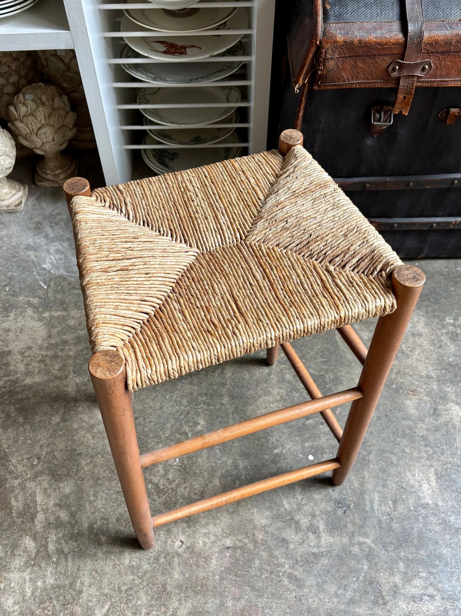 Tabouret haut en paille tressée et bois