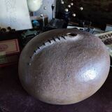 Vase vintage en gré, en forme de ballon de rugby, signé