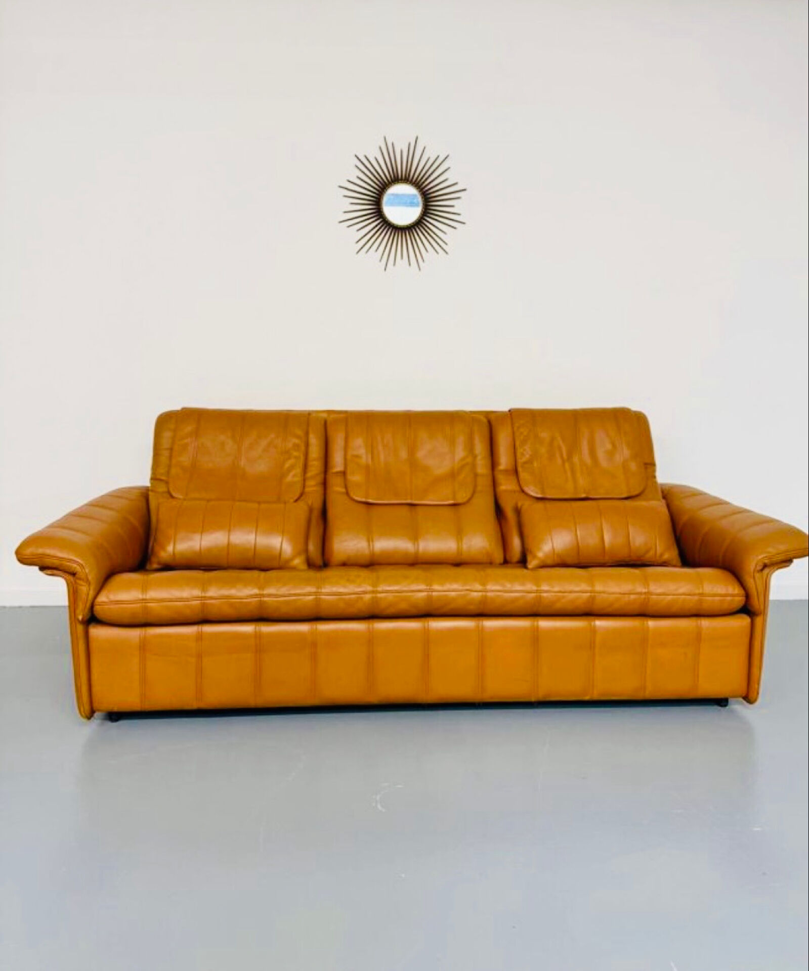 Ancien Canapé 3 places De Sede en cuir épais cognac design années 70