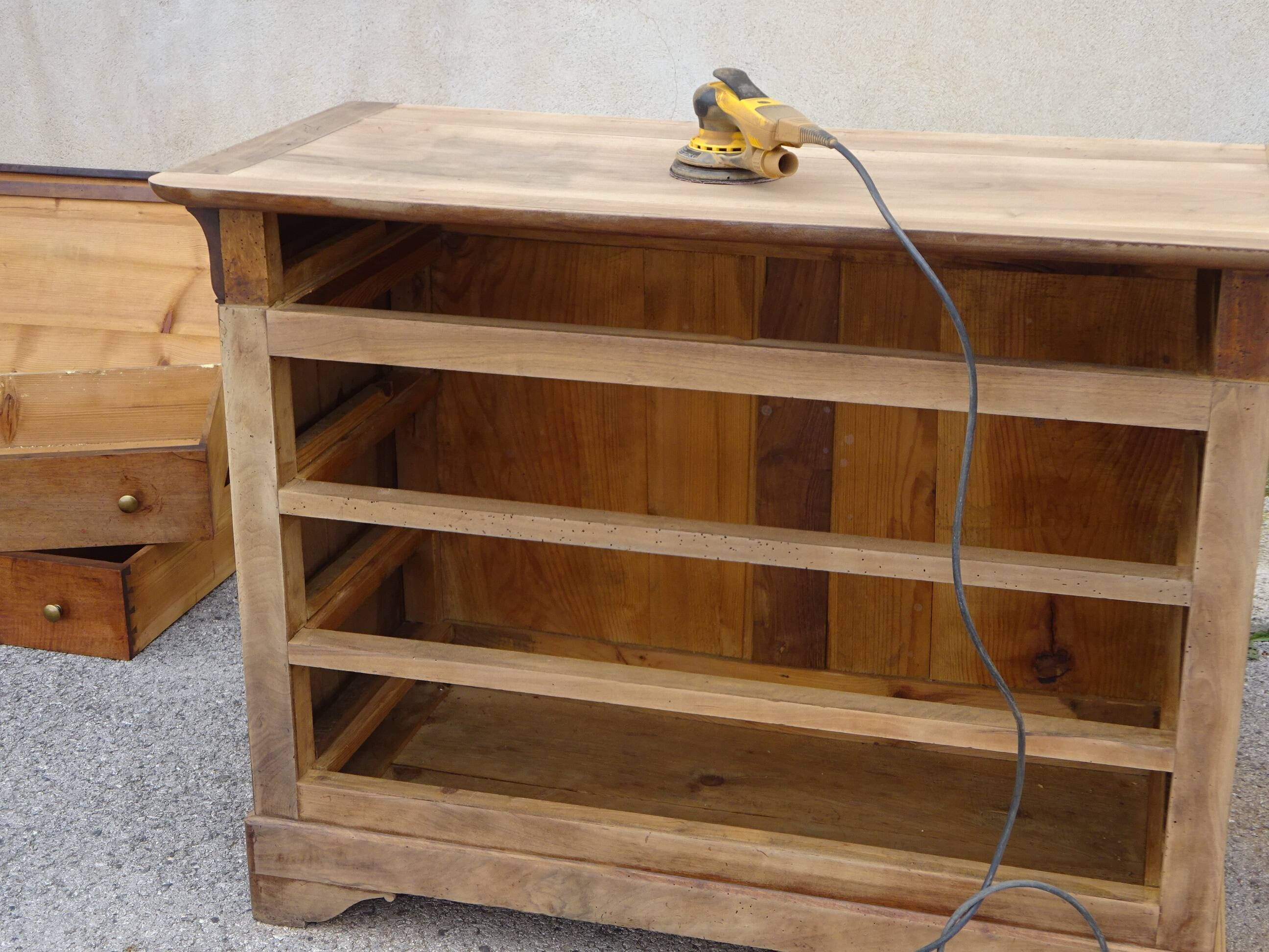 Antique Louis Philippe chest of drawers in solid walnut.