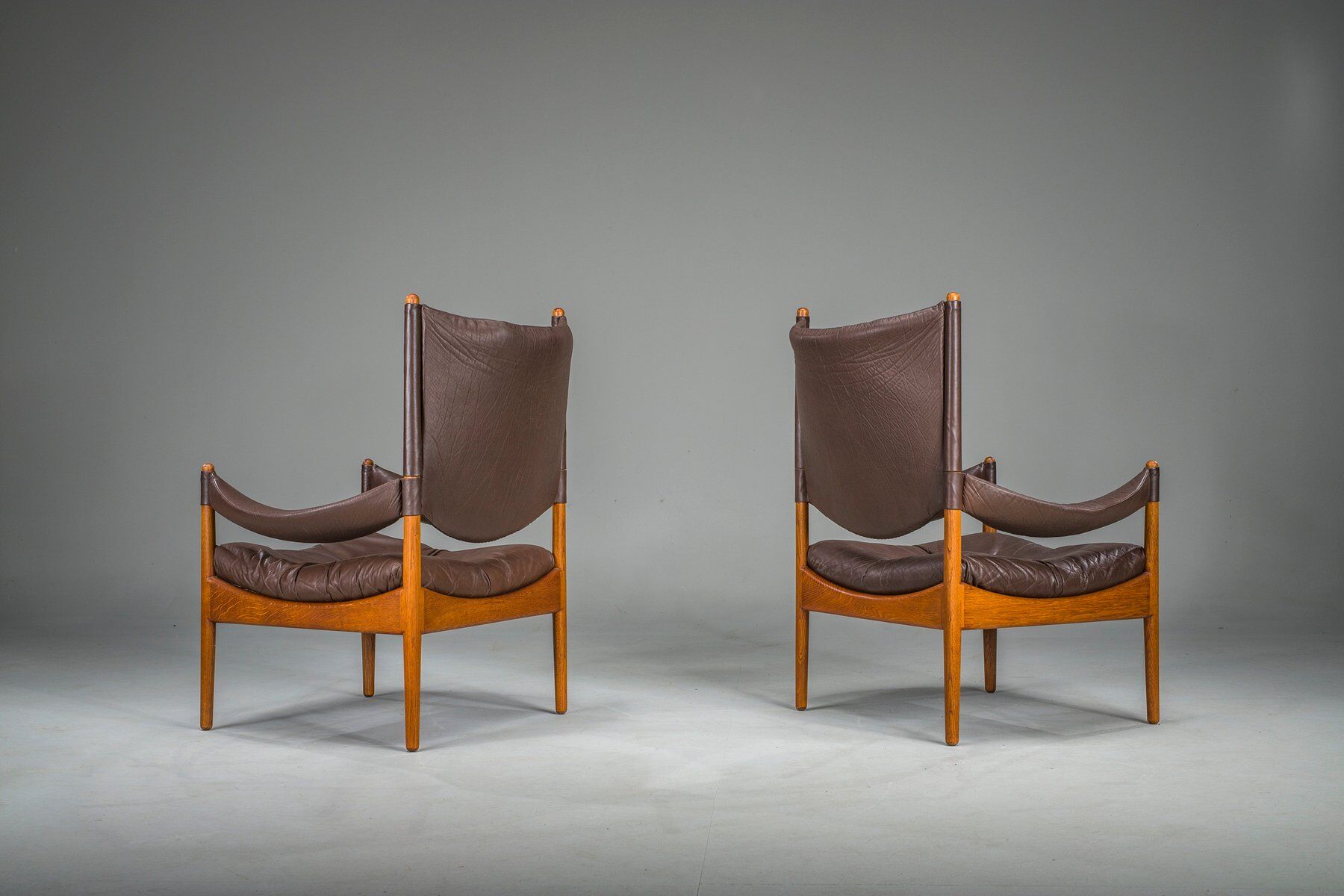 Ensemble de 3 fauteuils lounge danois modernes en chêne et cuir avec repose-pieds, conçus par Kristian Vedel pour Søren Wiladsen, années 1960.