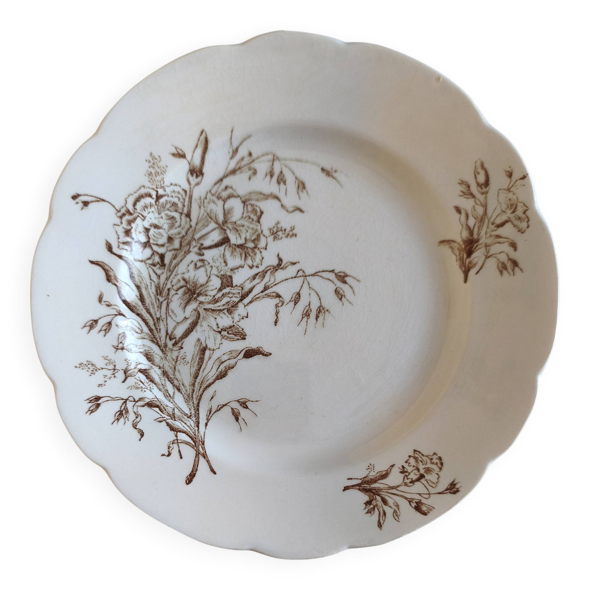 Plate with scalloped edge in antique earthenware