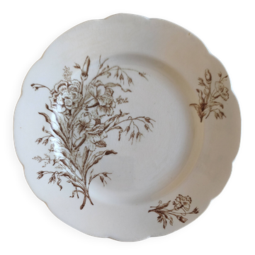 Plate with scalloped edge in antique earthenware