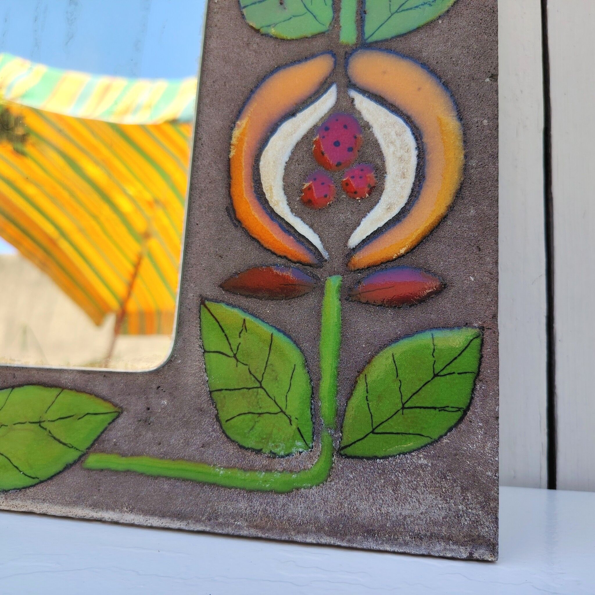 Miroir pierre de lave, fleurs émaillées, années 60-70
