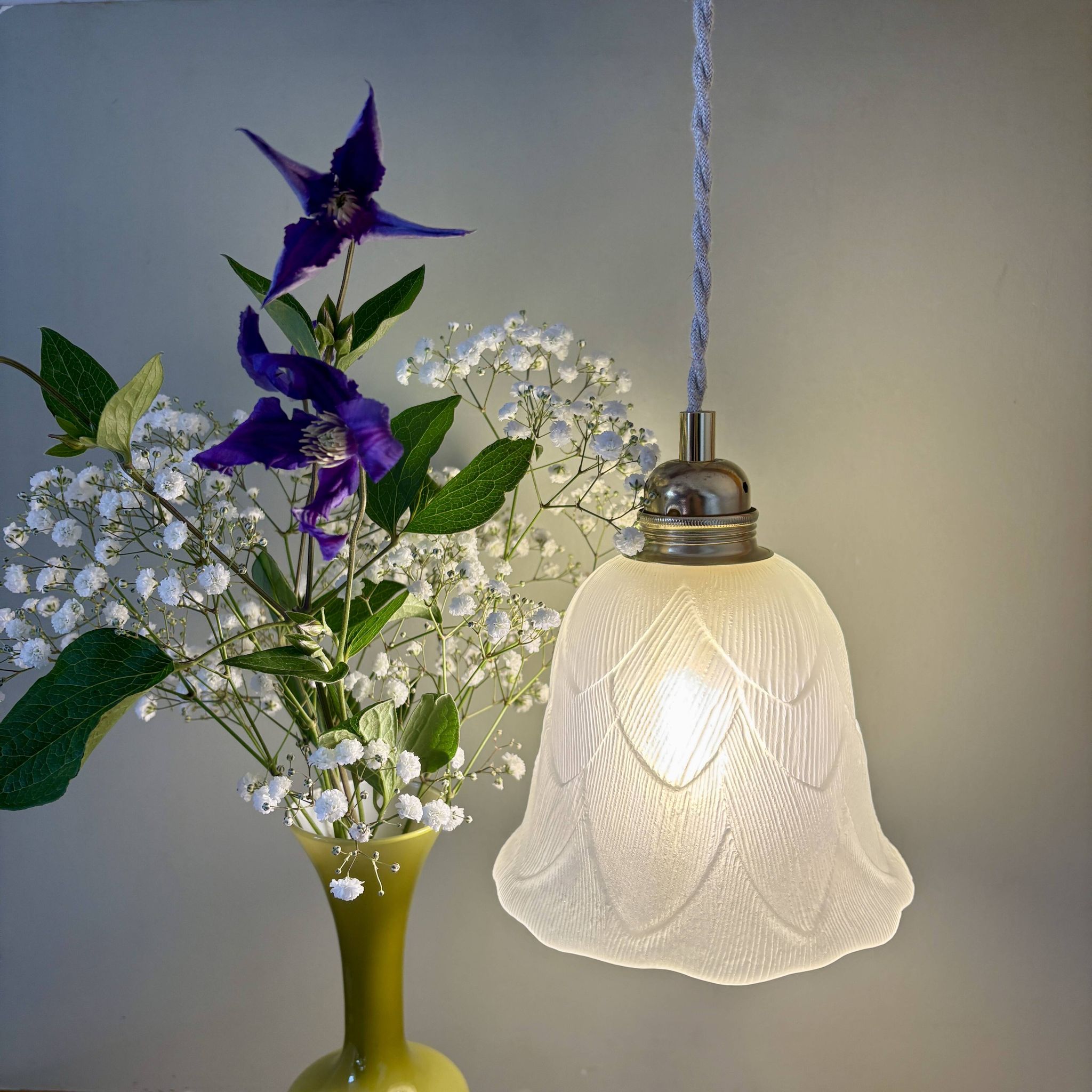 Suspension tulipe vintage en verre dépoli