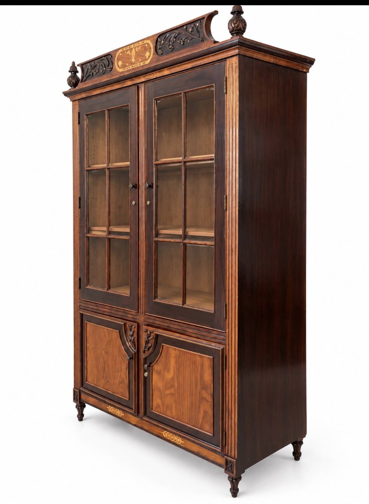 Vitrine ancienne en bois sculpté avec portes vitrées - Style classique - Ch