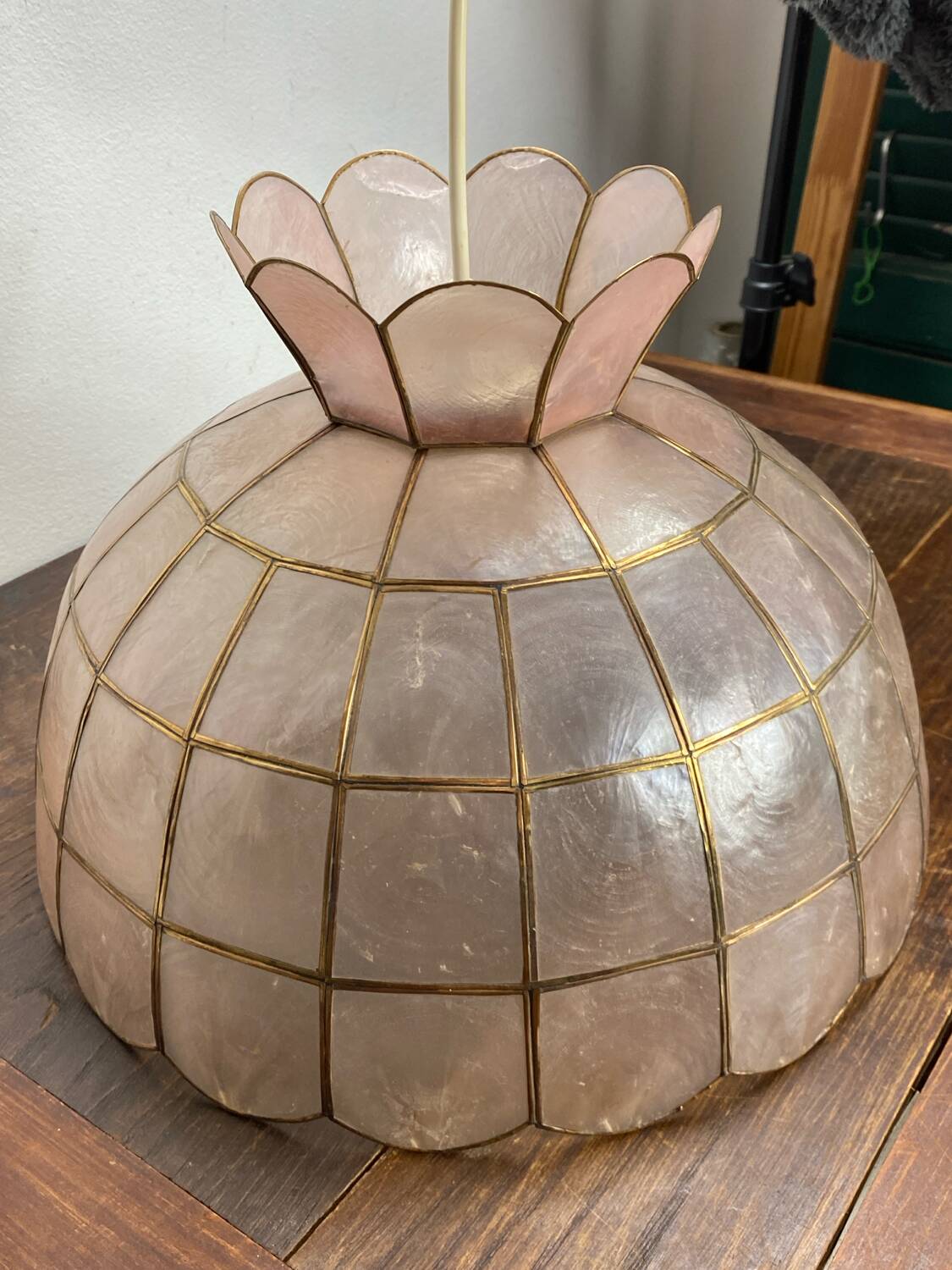 Suspension en nacre et laiton, années 70