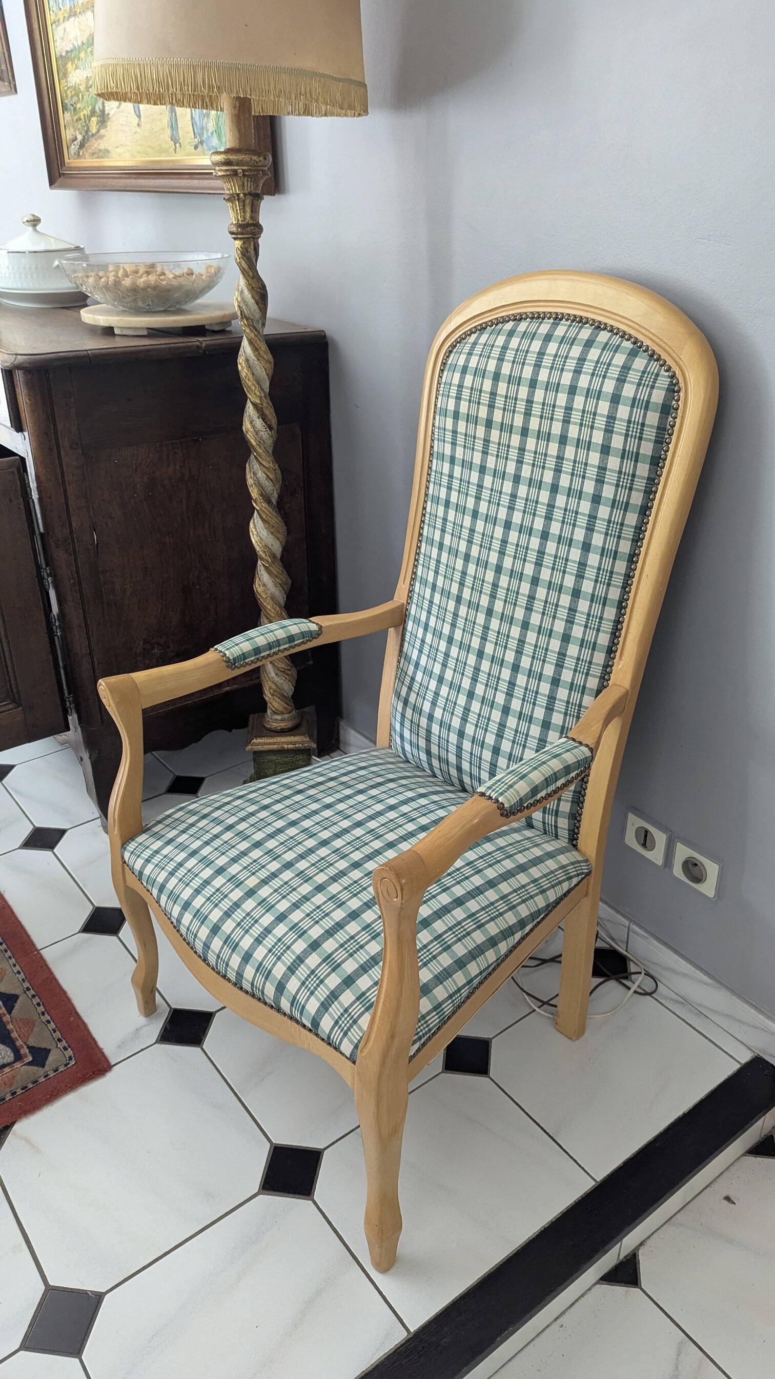 Fauteuil cabriolet / style Louis Philippe en parfait état – Tissu écossais