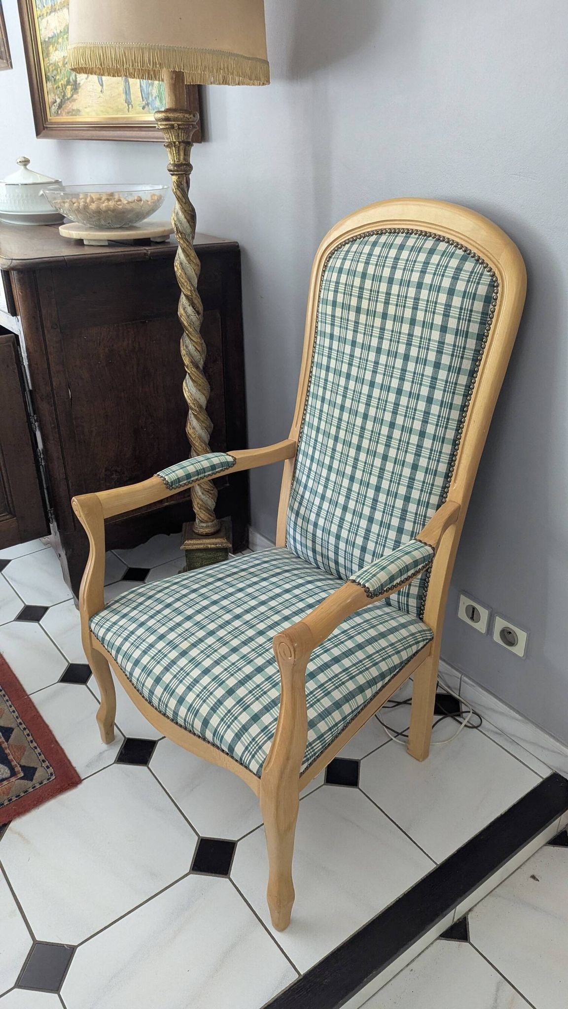 Cabriolet armchair / Louis Philippe style in perfect condition – Scottish fabric