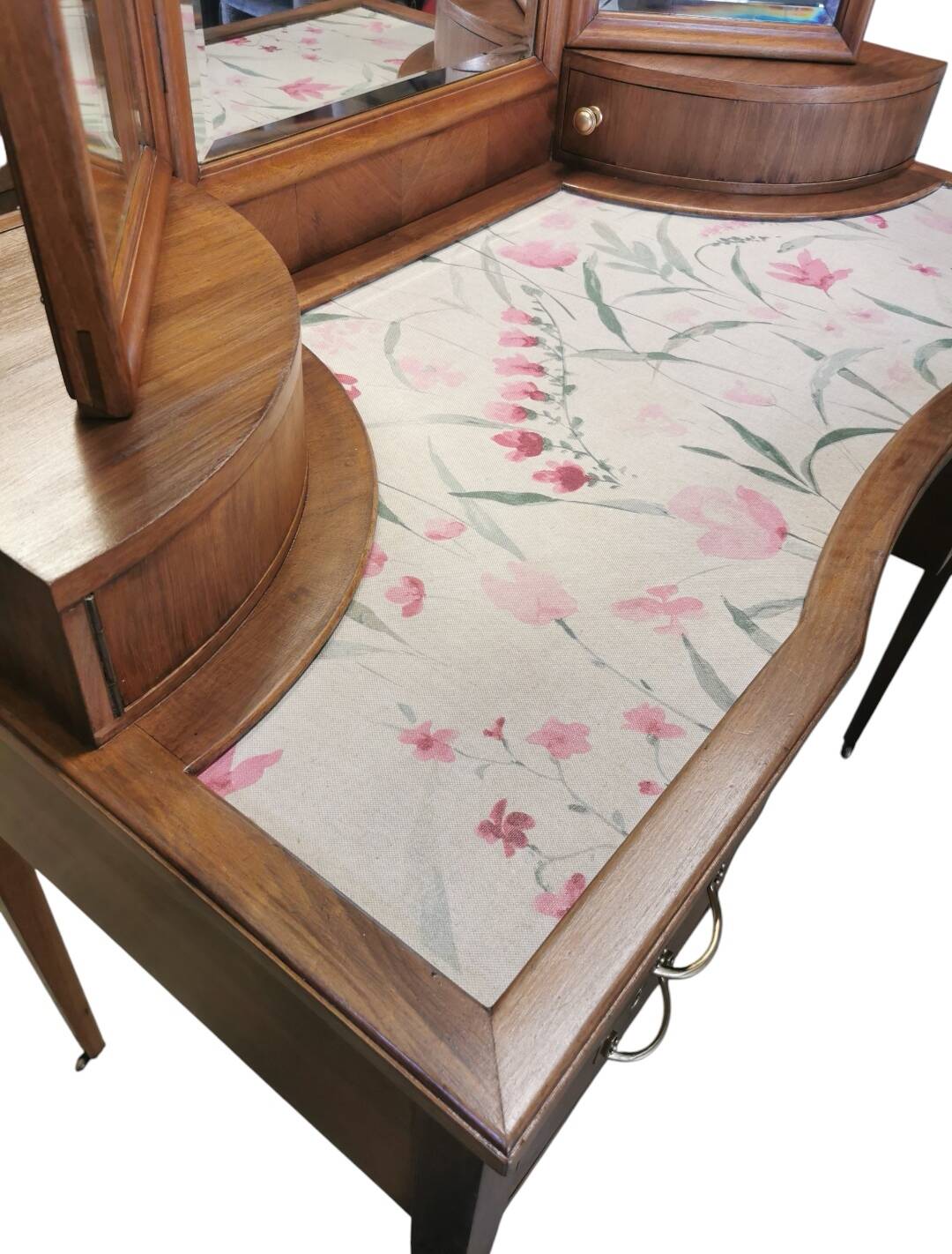 Dressing table with a triptych mirror