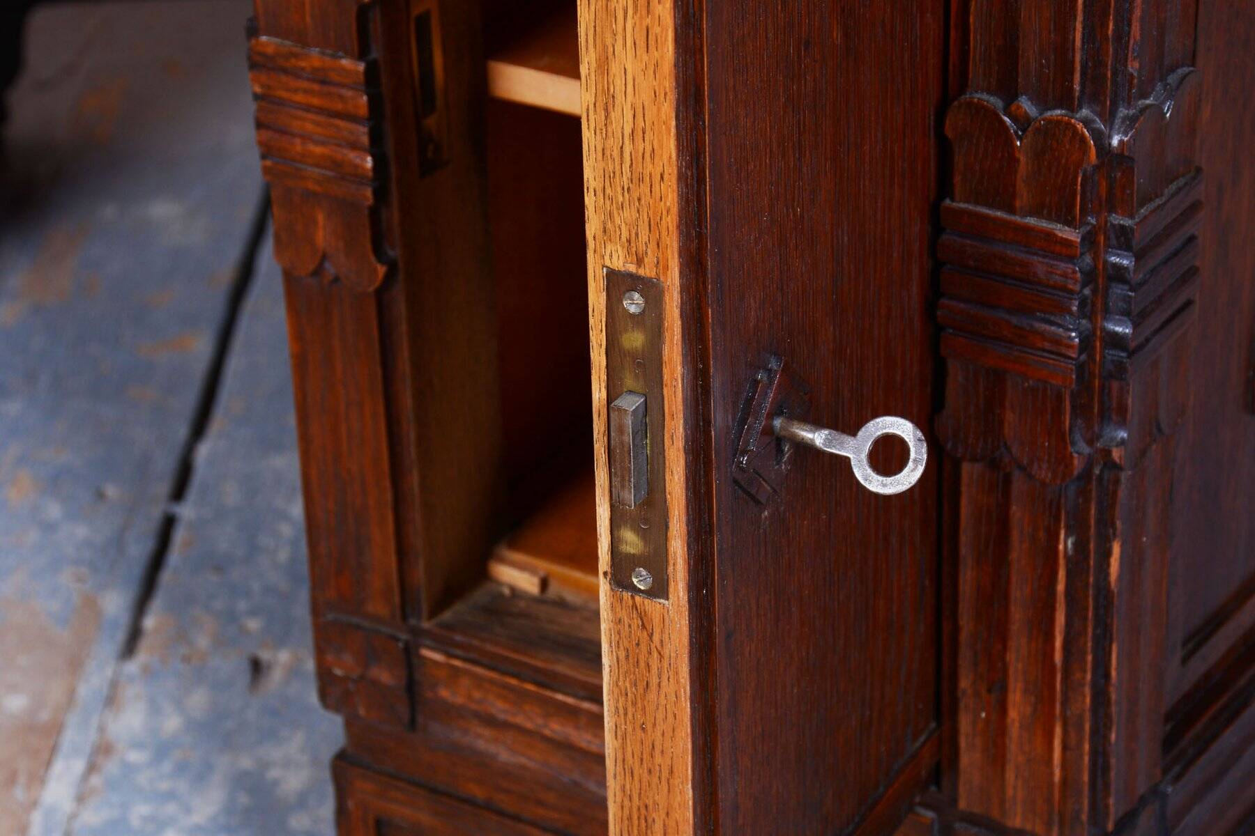 Czech Cubistic Writing Desk in Oak and Walnut, 1910s