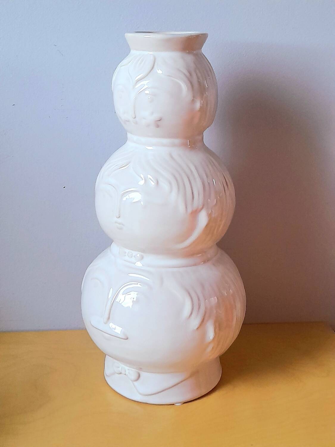 Totem vase faces in ceramic