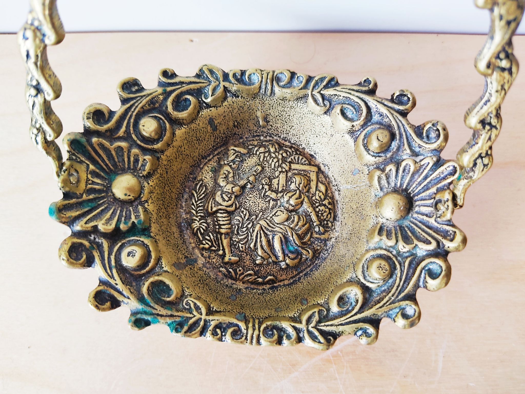 Empty bronze basket pocket with gallant stage décor