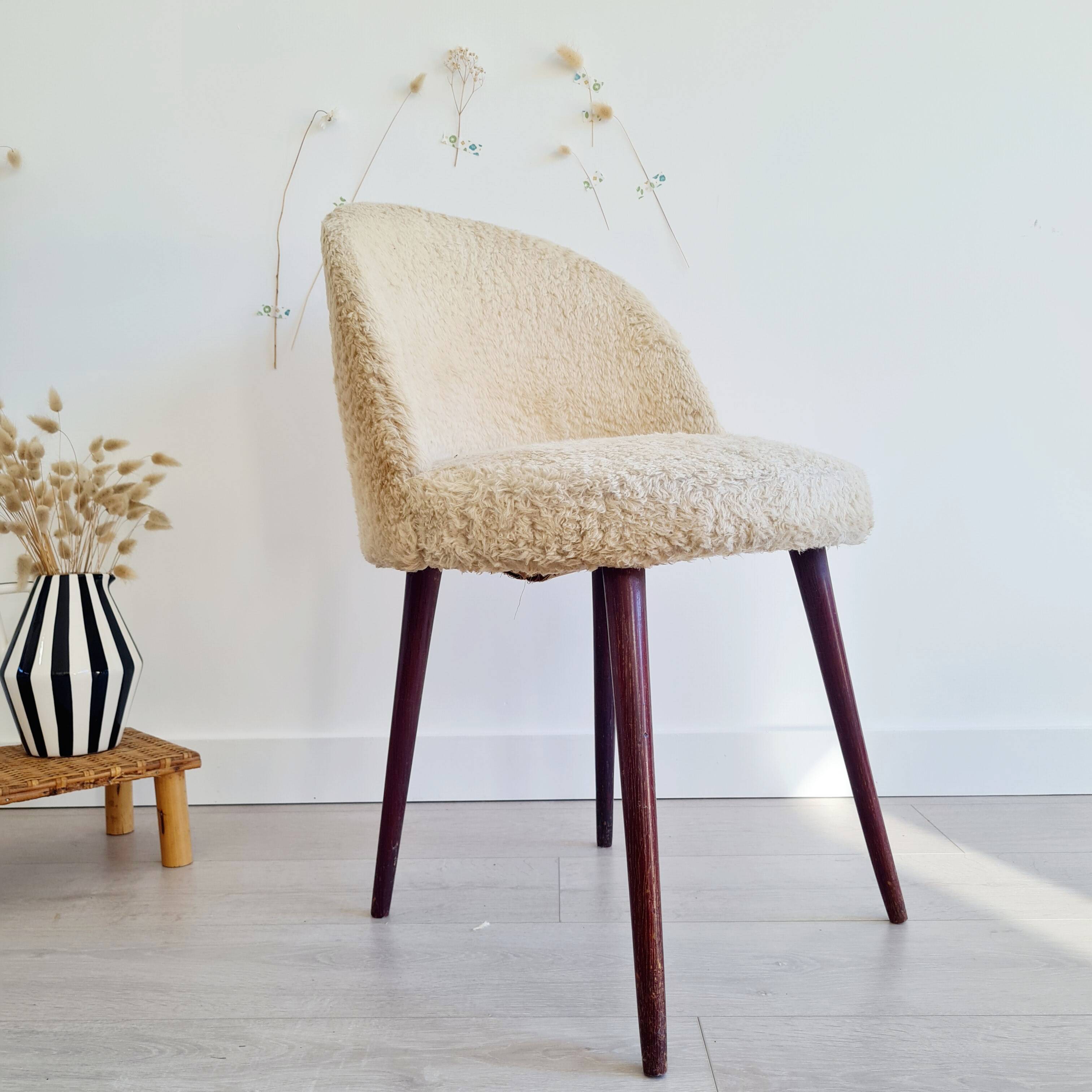 Chaise moumoute tonneau vintage pieds compas